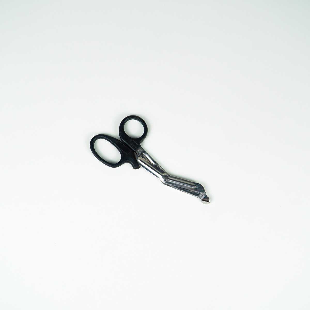 AED Response Kit With Black Handle Universal Scissors 15 Cm - Action First Aid